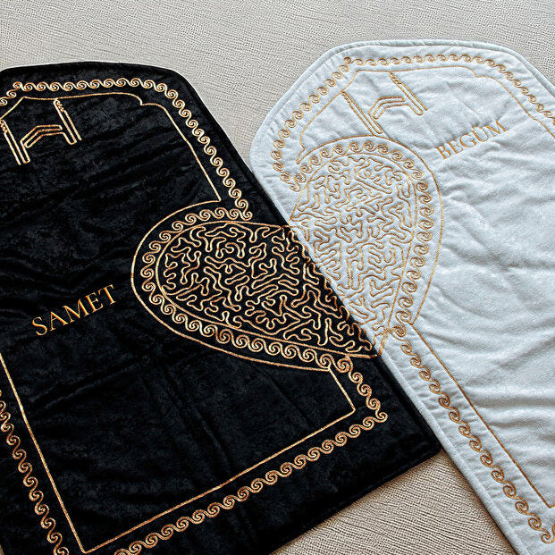 Özel İsimli Kabe İşlemeli Kalpli Çift Seccade